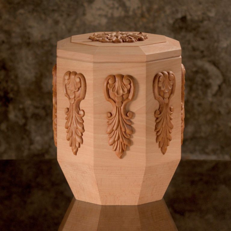 Handgefertigte Buchenholzurne B1 Handgefertigte Holzurne mit sechseckigem Körper und Ornamenten an den Flächen und auf dem Deckel. Die Urne verjüngt sich im unteren Bereich.