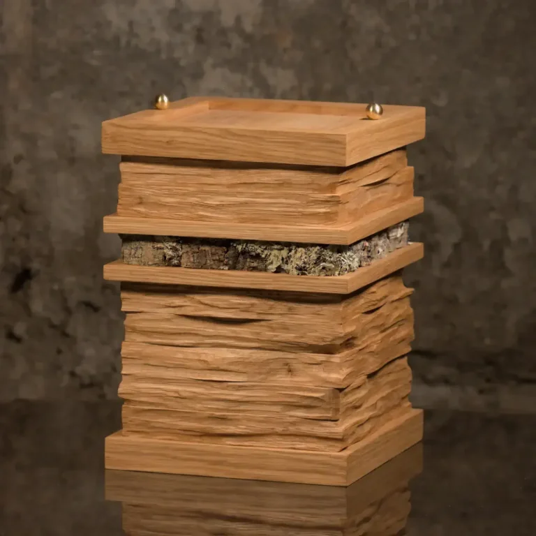 Urne E1 aus Eichenholz handgefertig Foto1 Produktfoto in der Frontansicht der Urne E1, die aus Eichenholz in Handarbeit gefertigt ist.