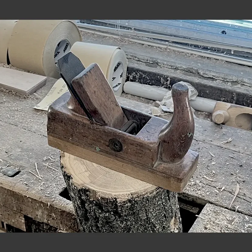 Handwerk Auf diesem Foto ist ein Handhobel aus Holz zu sehen.